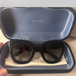 Gucci Elegant Black Sunglasses